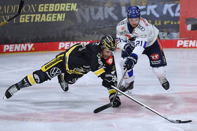 Eishockey Penny DEL 5. Spieltag Krefeld Pinguine - ERC Ingolstadt am 02.10.2026 in der Yayla Arena in Krefeld Phil Varone ( Krefeld ), links - Nicolas Appendino ( Ingolstadt ), rechts Gemäß den Vorgaben der DEL Deutsche Eishockey Liga ist die Publikation und Weiterverwertung der Aufnahmen in elektronischen Medien und Endgeräten aller Art während des laufenden Spiels nicht zulässig.