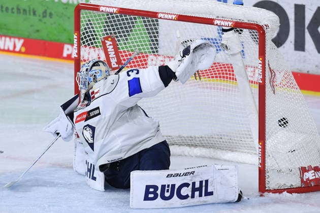 Eishockey Penny DEL 5. Spieltag Krefeld Pinguine - ERC Ingolstadt am 02.10.2026 in der Yayla Arena in Krefeld Tor zum 1:0 durch Luca Hauf ( Krefeld ) - Devin Williams ( Ingolstadt ) ist geschlagen Gemäß den Vorgaben der DEL Deutsche Eishockey Liga ist die Publikation und Weiterverwertung der Aufnahmen in elektronischen Medien und Endgeräten aller Art während des laufenden Spiels nicht zulässig.