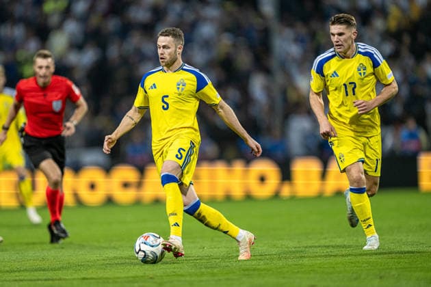 261002 Gabriel Gudmundsson and Viktor Gyökeres of Sweden during the Nations League football match between Bosnia and Herzegovina and Sweden on October 2, 2026 in Zenica. Photo: Ludvig Thunman BILDBYRAN kod LT LT0823 fotboll football soccer fotball nations league uefa nations league bosnia and herzegovina sverige sweden sverige a bbeng Copyright: LUDVIGxTHUNMAN BB261002LT175