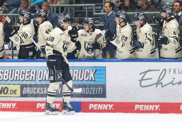 Tyler Gaudet (58, Grizzlys Wolfsburg) und Team (Grizzlys Wolfsburg) Tor zum 5 : 2 beim Spiel zwischen Augsburger Panther v Grizzlys Wolfsburg, Eishockey, Herren, DEL, 2026 2027, 5.Spieltag am 02.10.2026 in Augsburg, Curt-Frenzel-Stadion. Bayern Deutschland