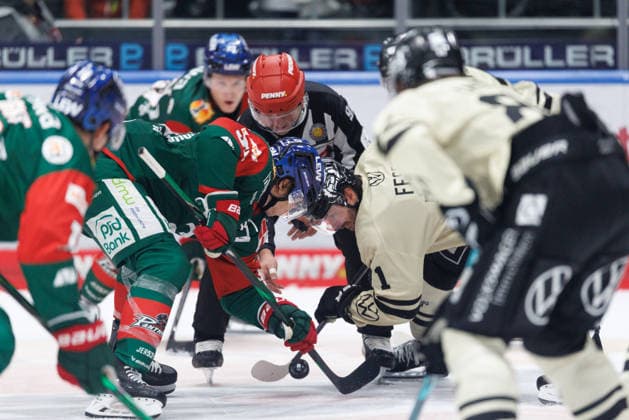 Tim Wohlgemuth (33, Augsburger Panther) und Justin Feser (71, Grizzlys Wolfsburg) beim Spiel zwischen Augsburger Panther v Grizzlys Wolfsburg, Eishockey, Herren, DEL, 2026 2027, 5.Spieltag am 02.10.2026 in Augsburg, Curt-Frenzel-Stadion. Bayern Deutschland