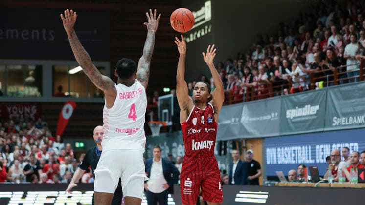 Im Bild: v.li. Jeff Garrett Jr. (Telekom Baskets Bonn, 4) gegen den Dreipunktewurf von Sam Griffin (Wuerzburg Baskets, 4) kurz vor Schluss 02.10.2026, Fitness First Wuerzburg Baskets vs. Telekom Baskets Bonn, easyCredit BBL, 4. Spieltag, Deutschland, 97072, tectake-Arena Wuerzburg, Copyright: HMBxMedia xJulienxBecker