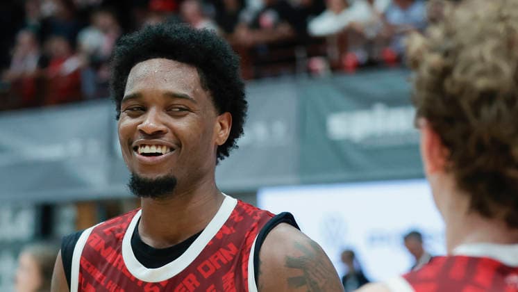 Im Bild: Jubel nach dem Sieg bei MVP Eddie Colbert III (Wuerzburg Baskets, 0) 02.10.2026, Fitness First Wuerzburg Baskets vs. Telekom Baskets Bonn, easyCredit BBL, 4. Spieltag, Deutschland, 97072, tectake-Arena Wuerzburg, Copyright: HMBxMedia xJulienxBecker
