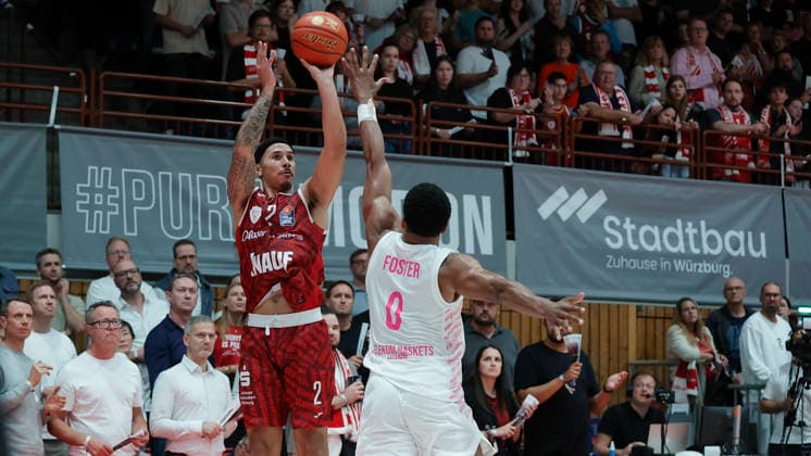 Im Bild: v.li. Max Jones (Wuerzburg Baskets, 2) mit dem Dreipunktewurf gegen Marcus Foster (Telekom Baskets Bonn, 0) 02.10.2026, Fitness First Wuerzburg Baskets vs. Telekom Baskets Bonn, easyCredit BBL, 4. Spieltag, Deutschland, 97072, tectake-Arena Wuerzburg, Copyright: HMBxMedia xJulienxBecker