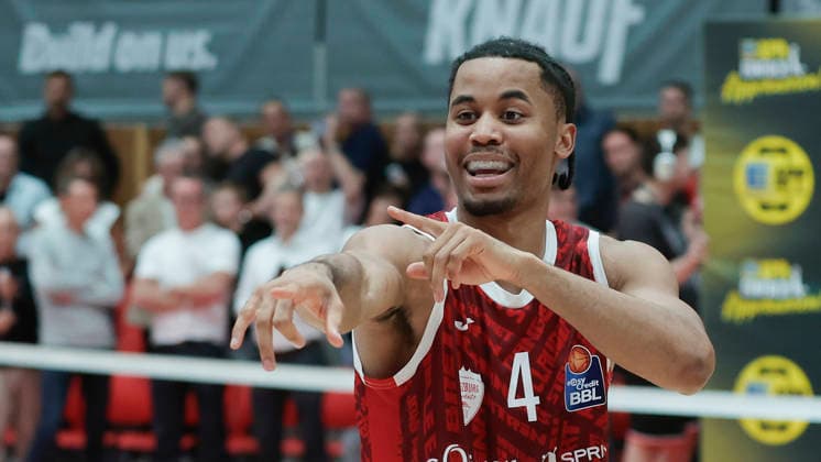 Im Bild: Jubel nach dem Sieg bei Sam Griffin (Wuerzburg Baskets, 4) 02.10.2026, Fitness First Wuerzburg Baskets vs. Telekom Baskets Bonn, easyCredit BBL, 4. Spieltag, Deutschland, 97072, tectake-Arena Wuerzburg, Copyright: HMBxMedia xJulienxBecker