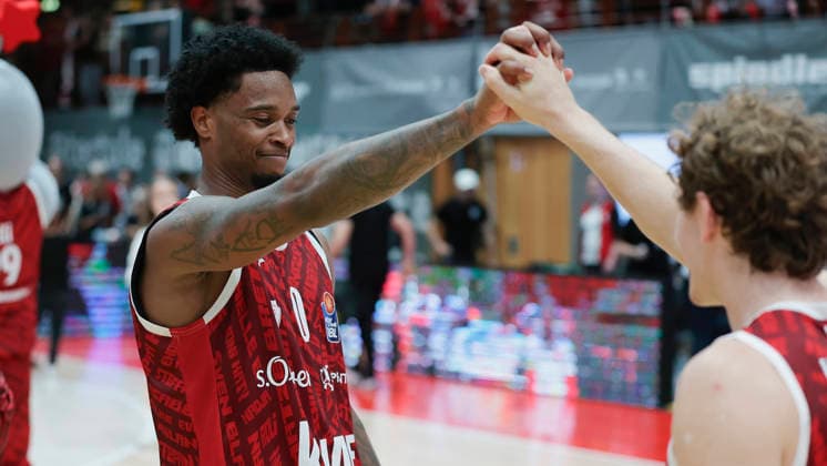 Im Bild: Jubel nach dem Sieg bei v.li. MVP Eddie Colbert III (Wuerzburg Baskets, 0) und Calvin Wishart (Wuerzburg Baskets, 10) 02.10.2026, Fitness First Wuerzburg Baskets vs. Telekom Baskets Bonn, easyCredit BBL, 4. Spieltag, Deutschland, 97072, tectake-Arena Wuerzburg, Copyright: HMBxMedia xJulienxBecker