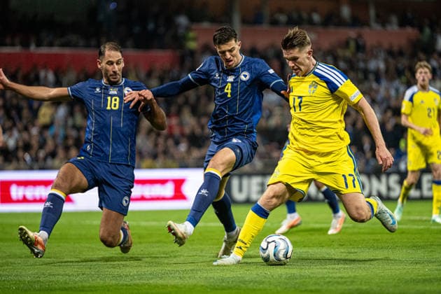 261002 Nikola Katic and Tarik Muharemovic of Bosnia and Herzegovina and Viktor Gyökeres of Sweden during the Nations League football match between Bosnia and Herzegovina and Sweden on October 2, 2026 in Zenica. Photo: Ludvig Thunman BILDBYRAN kod LT LT0823 fotboll football soccer fotball nations league uefa nations league bosnia and herzegovina sverige sweden sverige a bbeng Copyright: LUDVIGxTHUNMAN BB261002LT179