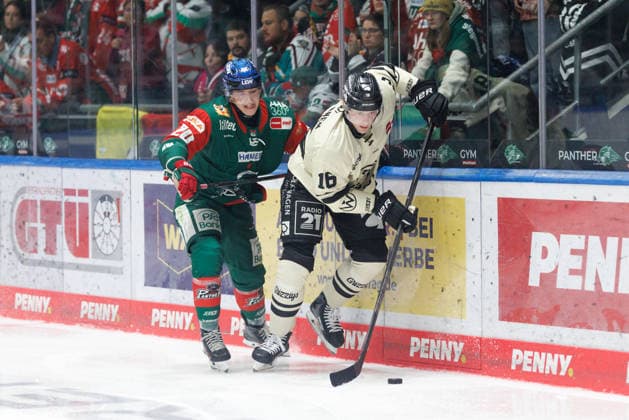 Tommy Pasanen (16, Grizzlys Wolfsburg) und Philipp Krauss (20, Augsburger Panther) beim Spiel zwischen Augsburger Panther v Grizzlys Wolfsburg, Eishockey, Herren, DEL, 2026 2027, 5.Spieltag am 02.10.2026 in Augsburg, Curt-Frenzel-Stadion. Bayern Deutschland