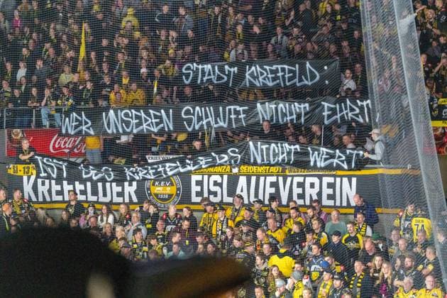Spruchband der Krefeld Fans, STADT KREFELD: WER UNSEREN SCHLUFF NICHT EHRT, IST DES KREFELDERS NICHT WERT, GER, Krefeld Pinguine vs. ERC Ingolstadt, Eishockey, PENNY DEL, 5. Spieltag, Spielzeit 2026 2027, 02.10.2026 GER, Krefeld Pinguine vs. ERC Ingolstadt, Eishockey, PENNY DEL, 5. Spieltag, Spielzeit 2026 2027, 02.10.2026 Krefeld Copyright: xEibner-Pressefoto FabianxFriesex EP_FFE