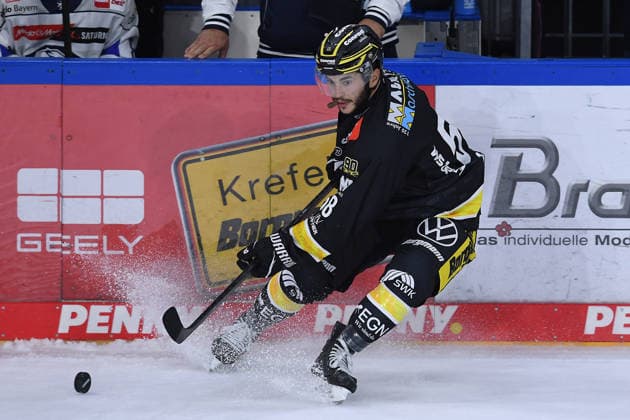 Eishockey Penny DEL 5. Spieltag Krefeld Pinguine - ERC Ingolstadt am 02.10.2026 in der Yayla Arena in Krefeld Phil Varone ( Krefeld ) Gemäß den Vorgaben der DEL Deutsche Eishockey Liga ist die Publikation und Weiterverwertung der Aufnahmen in elektronischen Medien und Endgeräten aller Art während des laufenden Spiels nicht zulässig.