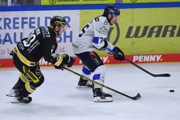 Eishockey Penny DEL 5. Spieltag Krefeld Pinguine - ERC Ingolstadt am 02.10.2026 in der Yayla Arena in Krefeld Adam Payerl ( Krefeld ), links - Alex Breton ( Ingolstadt ), rechts Gemäß den Vorgaben der DEL Deutsche Eishockey Liga ist die Publikation und Weiterverwertung der Aufnahmen in elektronischen Medien und Endgeräten aller Art während des laufenden Spiels nicht zulässig.