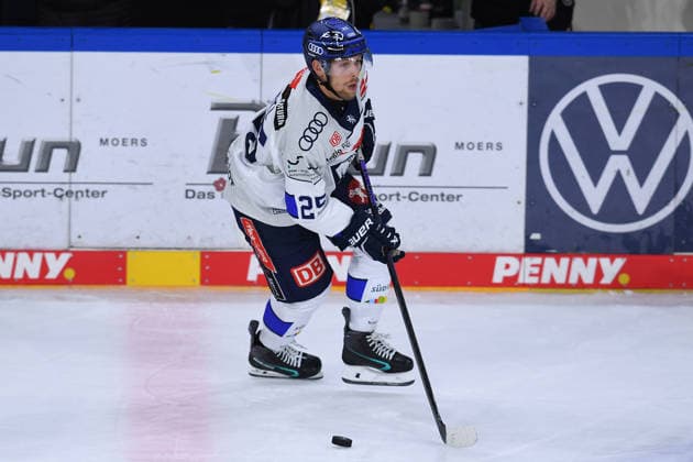 Eishockey Penny DEL 5. Spieltag Krefeld Pinguine - ERC Ingolstadt am 02.10.2026 in der Yayla Arena in Krefeld Leon Hüttl ( Ingolstadt ) Gemäß den Vorgaben der DEL Deutsche Eishockey Liga ist die Publikation und Weiterverwertung der Aufnahmen in elektronischen Medien und Endgeräten aller Art während des laufenden Spiels nicht zulässig.
