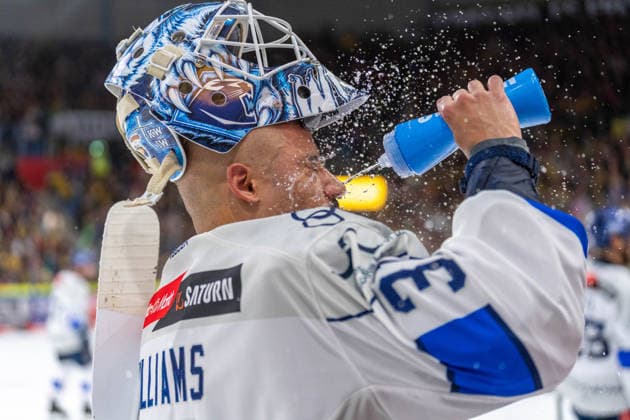 Trinkpause bei Devin Williams (ERC Ingolstadt, 31), GER, Krefeld Pinguine vs. ERC Ingolstadt, Eishockey, PENNY DEL, 5. Spieltag, Spielzeit 2026 2027, 02.10.2026 GER, Krefeld Pinguine vs. ERC Ingolstadt, Eishockey, PENNY DEL, 5. Spieltag, Spielzeit 2026 2027, 02.10.2026 Krefeld Copyright: xEibner-Pressefoto FabianxFriesex EP_FFE