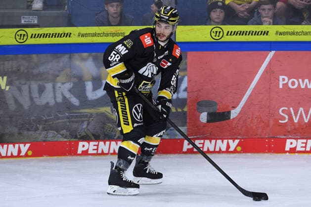 Eishockey Penny DEL 5. Spieltag Krefeld Pinguine - ERC Ingolstadt am 02.10.2026 in der Yayla Arena in Krefeld Phil Varone ( Krefeld ) Gemäß den Vorgaben der DEL Deutsche Eishockey Liga ist die Publikation und Weiterverwertung der Aufnahmen in elektronischen Medien und Endgeräten aller Art während des laufenden Spiels nicht zulässig.