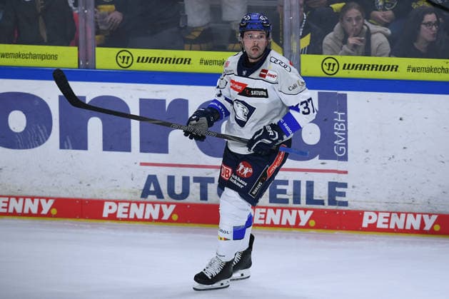Eishockey Penny DEL 5. Spieltag Krefeld Pinguine - ERC Ingolstadt am 02.10.2026 in der Yayla Arena in Krefeld Riley Barber ( Ingolstadt ) Gemäß den Vorgaben der DEL Deutsche Eishockey Liga ist die Publikation und Weiterverwertung der Aufnahmen in elektronischen Medien und Endgeräten aller Art während des laufenden Spiels nicht zulässig.