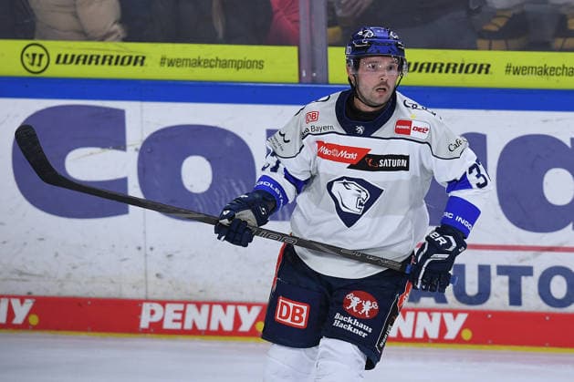Eishockey Penny DEL 5. Spieltag Krefeld Pinguine - ERC Ingolstadt am 02.10.2026 in der Yayla Arena in Krefeld Riley Barber ( Ingolstadt ) Gemäß den Vorgaben der DEL Deutsche Eishockey Liga ist die Publikation und Weiterverwertung der Aufnahmen in elektronischen Medien und Endgeräten aller Art während des laufenden Spiels nicht zulässig.