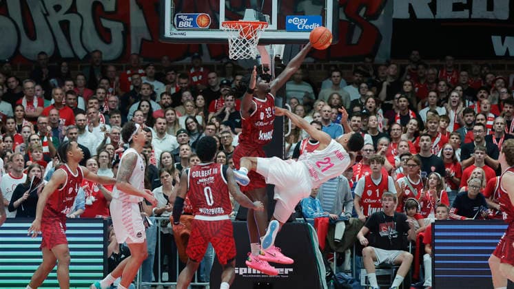 Im Bild: v.li. Charles Thompson (Wuerzburg Baskets, 32) blockt unter dem Korb Joel Aminu (Telekom Baskets Bonn, 21) 02.10.2026, Fitness First Wuerzburg Baskets vs. Telekom Baskets Bonn, easyCredit BBL, 4. Spieltag, Deutschland, 97072, tectake-Arena Wuerzburg, Copyright: HMBxMedia xJulienxBecker