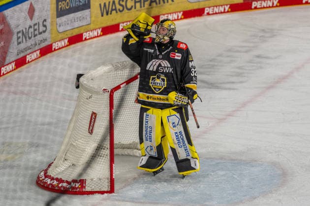 Trinkpause bei Juha Jatkola (Krefeld Pinguine, 32), GER, Krefeld Pinguine vs. ERC Ingolstadt, Eishockey, PENNY DEL, 5. Spieltag, Spielzeit 2026 2027, 02.10.2026 GER, Krefeld Pinguine vs. ERC Ingolstadt, Eishockey, PENNY DEL, 5. Spieltag, Spielzeit 2026 2027, 02.10.2026 Krefeld Copyright: xEibner-Pressefoto FabianxFriesex EP_FFE