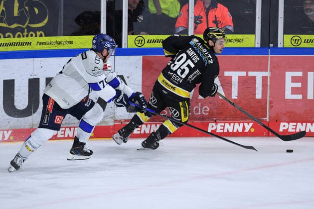 Eishockey Penny DEL 5. Spieltag Krefeld Pinguine - ERC Ingolstadt am 02.10.2026 in der Yayla Arena in Krefeld Alex Breton ( Ingolstadt ), links - Mathew Santos ( Krefeld ), rechts Gemäß den Vorgaben der DEL Deutsche Eishockey Liga ist die Publikation und Weiterverwertung der Aufnahmen in elektronischen Medien und Endgeräten aller Art während des laufenden Spiels nicht zulässig.