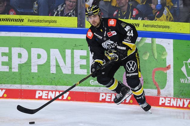 Eishockey Penny DEL 5. Spieltag Krefeld Pinguine - ERC Ingolstadt am 02.10.2026 in der Yayla Arena in Krefeld Zack Dybowski ( Krefeld ) Gemäß den Vorgaben der DEL Deutsche Eishockey Liga ist die Publikation und Weiterverwertung der Aufnahmen in elektronischen Medien und Endgeräten aller Art während des laufenden Spiels nicht zulässig.