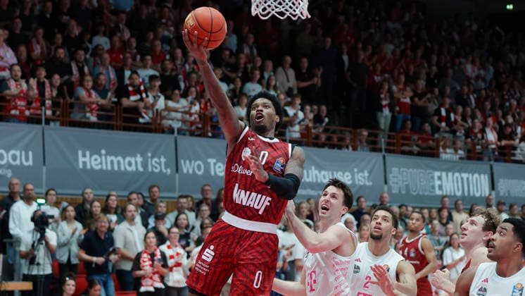 Im Bild: v.li. Eddie Colbert III (Wuerzburg Baskets, 0) mit dem Korbleger gegen Grayson Murphy (Telekom Baskets Bonn, 7) 02.10.2026, Fitness First Wuerzburg Baskets vs. Telekom Baskets Bonn, easyCredit BBL, 4. Spieltag, Deutschland, 97072, tectake-Arena Wuerzburg, Copyright: HMBxMedia xJulienxBecker