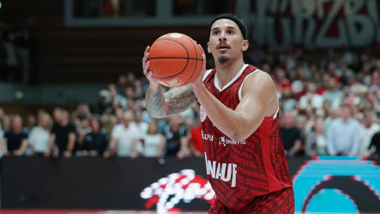 Im Bild: Max Jones (Wuerzburg Baskets, 2) mit dem Freiwurf 02.10.2026, Fitness First Wuerzburg Baskets vs. Telekom Baskets Bonn, easyCredit BBL, 4. Spieltag, Deutschland, 97072, tectake-Arena Wuerzburg, Copyright: HMBxMedia xJulienxBecker