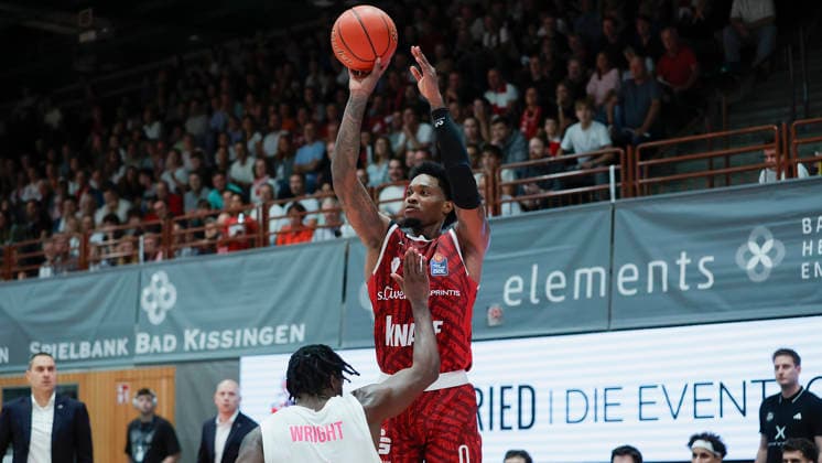 Im Bild: v.li. John-Michael Wright (Telekom Baskets Bonn, 1) gegen Eddie Colbert III (Wuerzburg Baskets, 0) mit dem Dreipunktewurf 02.10.2026, Fitness First Wuerzburg Baskets vs. Telekom Baskets Bonn, easyCredit BBL, 4. Spieltag, Deutschland, 97072, tectake-Arena Wuerzburg, Copyright: HMBxMedia xJulienxBecker