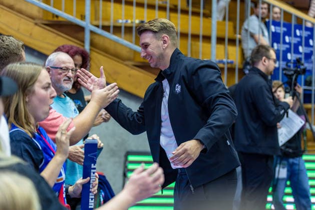 Freude bei Florian Flabb (HAKRO Merlins Crailsheim, Headcoach) nach dem Spiel beim Abklatschen mit den Fans, GER, HAKRO Merlins Crailsheim vs. Tigers Tuebingen, Basketball, 2. Basketball Bundesliga, Pro A, 02. Spieltag, Spielzeit 2026 2027, 02.10.2026, GER, HAKRO Merlins Crailsheim vs. Tigers Tuebingen, Basketball, 2. Basketball Bundesliga, Pro A, 02. Spieltag, Spielzeit 2026 2027, 02.10.2026 Ilshofen Copyright: xEibner-Pressefoto JanixPlessx EP_JPL