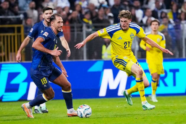 ZENICA, BOSNIEN-HERCEGOVINA 20261002 Bosniens Nikola KatiÄ‡ mot Sveriges Alexander Bernhardsson under fredagens fotbollsmatch i Nations League mellan Bosnien-Hercegovina och Sverige pa Bilino Polje-stadion i Zenica.
