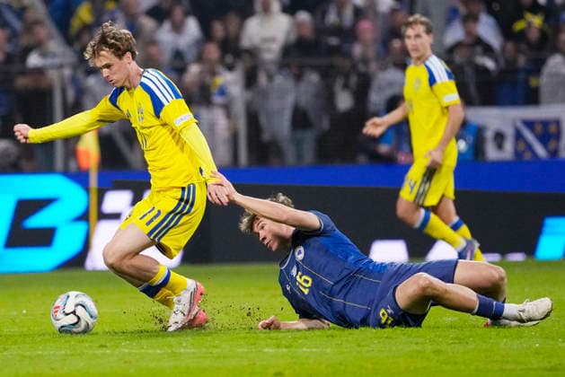 ZENICA, BOSNIEN-HERCEGOVINA 20261002 Sveriges Williot Swedberg mot Bosniens Ermin Mahmic under fredagens fotbollsmatch i Nations League mellan Bosnien-Hercegovina och Sverige pa Bilino Polje-stadion i Zenica.