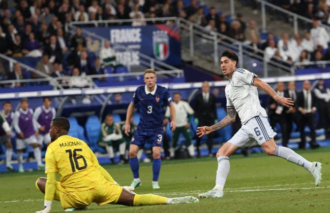 October 2, 2026, Parigi, Parigi, Francia: Goal the Alessandro bastoni of Italy during the 2026 27 UEFA Nations League football match between France and Italy on October 2, 2026, at the Stade de France in Paris. 2026 27 UEFA Nations League Football Match Between France And Italy  - ZUMAs236 20261002_aap_s236_136 Copyright: xFabioxSassox