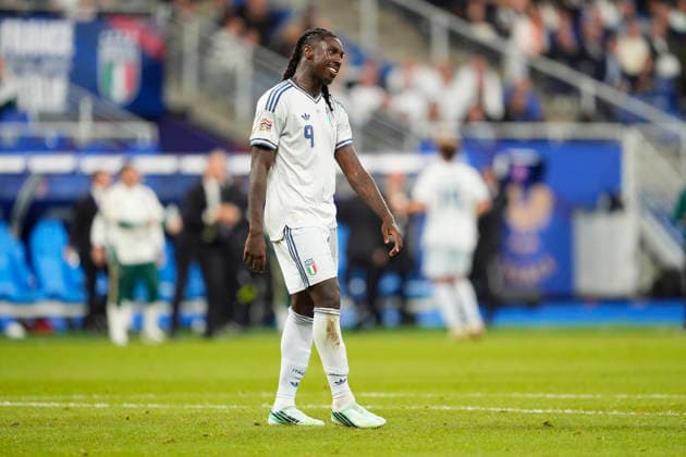 Italy s Moise Kean waves goodbye to the sent-off player during the UEFA Nations League soccer match between France and Italy at the Stade de France in Saint-Denis, Paris, France - October 2, 2026. - Soccer  Copyright: xFabioxFerrari LaPressex