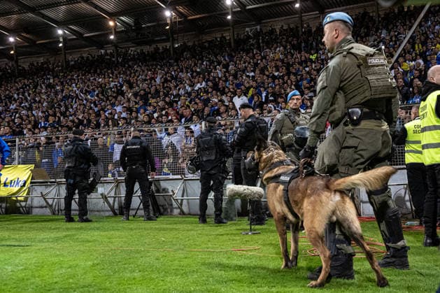 261002 Security guards during the Nations League football match between Bosnia and Herzegovina and Sweden on October 2, 2026 in Zenica. Photo: Ludvig Thunman BILDBYRAN kod LT LT0823 fotboll football soccer fotball nations league uefa nations league bosnia and herzegovina sverige sweden sverige a bbeng Copyright: LUDVIGxTHUNMAN BB261002LT194