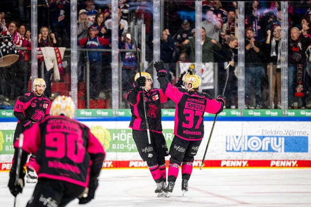 02.10.2026 - Eishockey - Saison 2026 2027 - Penny DEL - Nürnberg Ice Tigers Icetigers - Schwenninger Wild Wings Schwenningen - ThHa - xthxhax - Torjubel, Freude, Jubel Austin Magera (19, Nürnberg Ice Tigers, NIT ) Tyler Spezia (37, Nürnberg Ice Tigers, NIT )