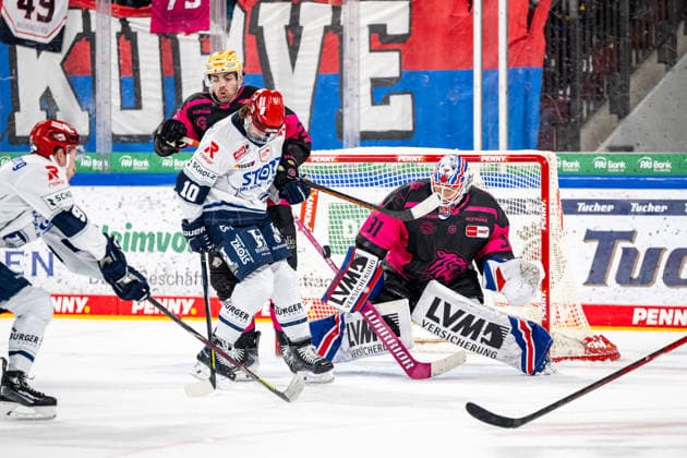 02.10.2026 - Eishockey - Saison 2026 2027 - Penny DEL - Nürnberg Ice Tigers Icetigers - Schwenninger Wild Wings Schwenningen - ThHa - xthxhax - Mirko Höfflin Hoefflin (10, Schwenninger Wild Wings, SWW ) Jackson Cates (26, Nürnberg Ice Tigers, NIT ) Niklas Treutle (31, Nürnberg Ice Tigers, NIT )