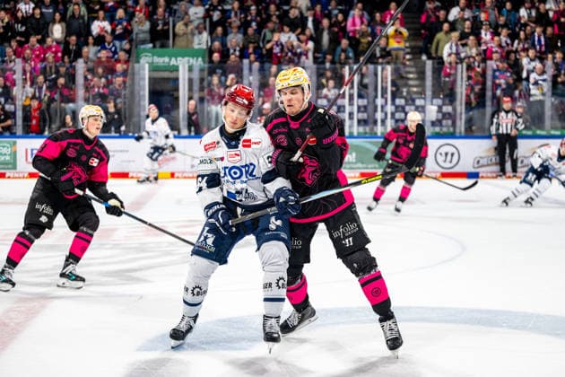 02.10.2026 - Eishockey - Saison 2026 2027 - Penny DEL - Nürnberg Ice Tigers Icetigers - Schwenninger Wild Wings Schwenningen - ThHa - xthxhax - Boaz Bassen (64, Schwenninger Wild Wings, SWW ) Marcus Weber (24, Nürnberg Ice Tigers, NIT ) Check