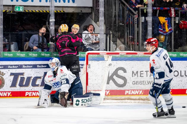 02.10.2026 - Eishockey - Saison 2026 2027 - Penny DEL - Nürnberg Ice Tigers Icetigers - Schwenninger Wild Wings Schwenningen - ThHa - xthxhax - Torjubel, Freude, Jubel William Dufour (25, Nürnberg Ice Tigers, NIT ) Noah Samanski (8, Nürnberg Ice Tigers, NIT )