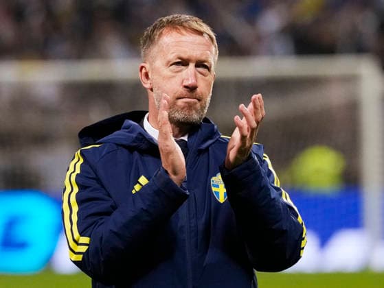 ZENICA, BOSNIA AND HERZEGOVINA 20261002 Sweden s national team, Nationalteam captain Graham Potter talks to Hugo Larsson during Friday s Nations League football match between Bosnia and Herzegovina and Sweden at Bilino Polje stadium in Zenica.