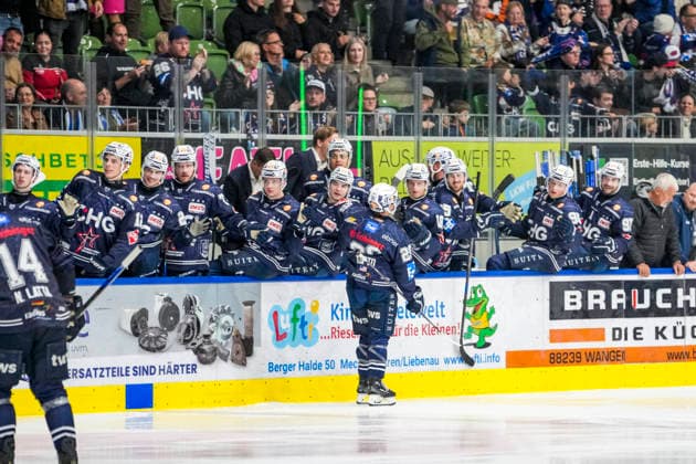 Odeen Peter Tufto (Towerstars Ravensburg, 26) beim Abklatschen an der Bank nach seinem Tor zum 3:2, GER, Ravensburg Towerstars vs. EC Bad Nauheim, Eishockey, DEL2 Hauptrunde, 5. Spieltag, Spielzeit 2026 2027, 02.10.2026 GER, Ravensburg Towerstars vs. EC Bad Nauheim, Eishockey, DEL2 Hauptrunde, 5. Spieltag, Spielzeit 2026 2027, 02.10.2026 Ravensburg Copyright: xEibner-Pressefoto MaximilianxRistx EP_MRT
