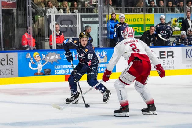Kampf um den Puck Zweikampf zwischen Joel Keussen (EC Bad Nauheim, 2) und Mark Rassell (Towerstars Ravensburg, 92), GER, Ravensburg Towerstars vs. EC Bad Nauheim, Eishockey, DEL2 Hauptrunde, 5. Spieltag, Spielzeit 2026 2027, 02.10.2026 GER, Ravensburg Towerstars vs. EC Bad Nauheim, Eishockey, DEL2 Hauptrunde, 5. Spieltag, Spielzeit 2026 2027, 02.10.2026 Ravensburg Copyright: xEibner-Pressefoto MaximilianxRistx EP_MRT