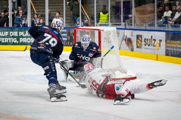 Torchance zum 3:3 von Pierre Preto (EC Bad Nauheim, 36) gegen Ryan Odude (Towerstars Ravensburg, 79) und Konrad Fiedler (Towerstars Ravensburg, 34), GER, Ravensburg Towerstars vs. EC Bad Nauheim, Eishockey, DEL2 Hauptrunde, 5. Spieltag, Spielzeit 2026 2027, 02.10.2026 GER, Ravensburg Towerstars vs. EC Bad Nauheim, Eishockey, DEL2 Hauptrunde, 5. Spieltag, Spielzeit 2026 2027, 02.10.2026 Ravensburg Copyright: xEibner-Pressefoto MaximilianxRistx EP_MRT