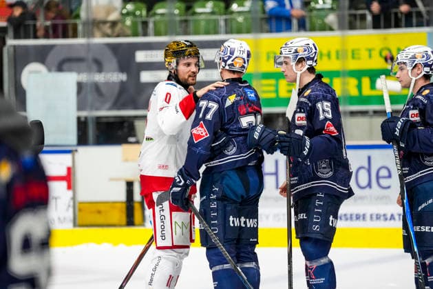Julian Kornelli (EC Bad Nauheim, 10) und Robbie Czarnik (Towerstars Ravensburg, 77), GER, Ravensburg Towerstars vs. EC Bad Nauheim, Eishockey, DEL2 Hauptrunde, 5. Spieltag, Spielzeit 2026 2027, 02.10.2026 GER, Ravensburg Towerstars vs. EC Bad Nauheim, Eishockey, DEL2 Hauptrunde, 5. Spieltag, Spielzeit 2026 2027, 02.10.2026 Ravensburg Copyright: xEibner-Pressefoto MaximilianxRistx EP_MRT