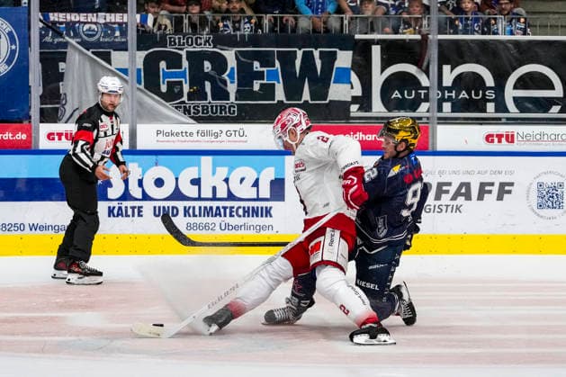 Kampf um den Puck Zweikampf zwischen Joel Keussen (EC Bad Nauheim, 2) und Mark Rassell (Towerstars Ravensburg, 92), GER, Ravensburg Towerstars vs. EC Bad Nauheim, Eishockey, DEL2 Hauptrunde, 5. Spieltag, Spielzeit 2026 2027, 02.10.2026 GER, Ravensburg Towerstars vs. EC Bad Nauheim, Eishockey, DEL2 Hauptrunde, 5. Spieltag, Spielzeit 2026 2027, 02.10.2026 Ravensburg Copyright: xEibner-Pressefoto MaximilianxRistx EP_MRT