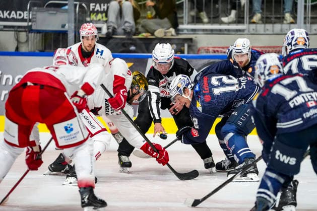Bully zwischen Julian Kornelli (EC Bad Nauheim, 10) und Matthew Struthers (Towerstars Ravensburg, 12), GER, Ravensburg Towerstars vs. EC Bad Nauheim, Eishockey, DEL2 Hauptrunde, 5. Spieltag, Spielzeit 2026 2027, 02.10.2026 GER, Ravensburg Towerstars vs. EC Bad Nauheim, Eishockey, DEL2 Hauptrunde, 5. Spieltag, Spielzeit 2026 2027, 02.10.2026 Ravensburg Copyright: xEibner-Pressefoto MaximilianxRistx EP_MRT