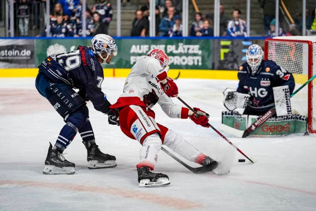 Torchance zum 3:3 von Pierre Preto (EC Bad Nauheim, 36) gegen Ryan Odude (Towerstars Ravensburg, 79) und Konrad Fiedler (Towerstars Ravensburg, 34), GER, Ravensburg Towerstars vs. EC Bad Nauheim, Eishockey, DEL2 Hauptrunde, 5. Spieltag, Spielzeit 2026 2027, 02.10.2026 GER, Ravensburg Towerstars vs. EC Bad Nauheim, Eishockey, DEL2 Hauptrunde, 5. Spieltag, Spielzeit 2026 2027, 02.10.2026 Ravensburg Copyright: xEibner-Pressefoto MaximilianxRistx EP_MRT