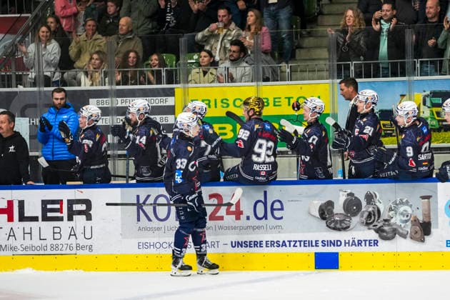 Nikita Kessler (Towerstars Ravensburg, 33) beim Abklatschen an der Bank nach seinem Tor zum 4:2, GER, Ravensburg Towerstars vs. EC Bad Nauheim, Eishockey, DEL2 Hauptrunde, 5. Spieltag, Spielzeit 2026 2027, 02.10.2026 GER, Ravensburg Towerstars vs. EC Bad Nauheim, Eishockey, DEL2 Hauptrunde, 5. Spieltag, Spielzeit 2026 2027, 02.10.2026 Ravensburg Copyright: xEibner-Pressefoto MaximilianxRistx EP_MRT