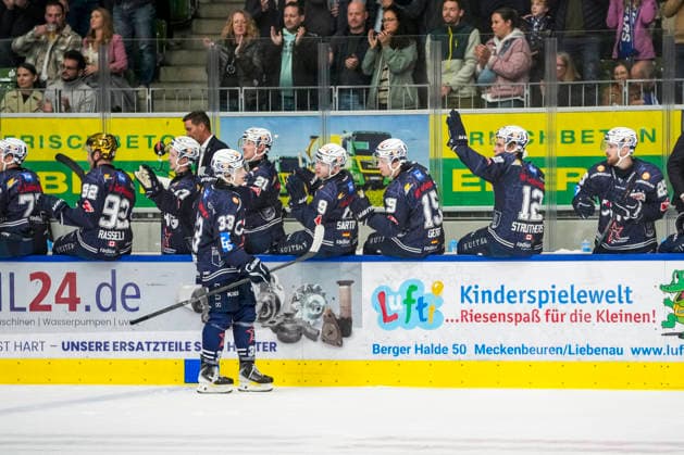 Nikita Kessler (Towerstars Ravensburg, 33) beim Abklatschen an der Bank nach seinem Tor zum 4:2, GER, Ravensburg Towerstars vs. EC Bad Nauheim, Eishockey, DEL2 Hauptrunde, 5. Spieltag, Spielzeit 2026 2027, 02.10.2026 GER, Ravensburg Towerstars vs. EC Bad Nauheim, Eishockey, DEL2 Hauptrunde, 5. Spieltag, Spielzeit 2026 2027, 02.10.2026 Ravensburg Copyright: xEibner-Pressefoto MaximilianxRistx EP_MRT