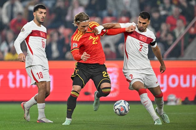 261002 Belgium vs Turkey Mika Godts (22) of Belgium fighting for the ball with Oguz Aydin (18) of Turkey and Zeki Celik (2) of Turkey during a soccer game between the national teams of Belgium and Turkey on matchday 3 in group A1 in the Nations League , league phase , on Friday 2 October 2026 in Liege , Belgium .(Photo by David Catry Isosport) Liege Belgium  Copyright: xDavidxCatryx 20261002DC2_7323