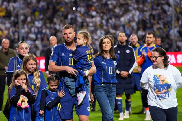 ZENICA, BOSNIA AND HERZEGOVINA 20261002 Bosnia s Edin DÅ¾eko is dismissed after playing his last international match, Länderspiel, Nationalmannschaft during Friday s Nations League soccer match between Bosnia and Herzegovina and Sweden at Bilino Polje stadium in Zenica.