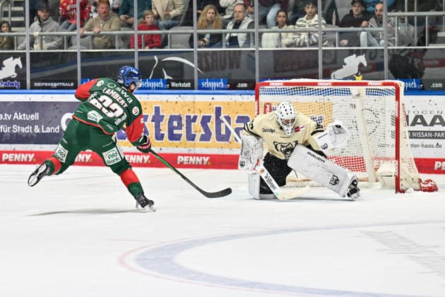 Penny DEL; Augsburger Panther - Grizzlys Wolfsburg, 02.10.2026 AUGSBURG, GERMANY; 02. OCTOBER: in dieser Szene scheitert Jimmy LAMBERT (Augsburger Panther 23) an Hannibal WEITZMANN (Grizzlys Wolfsburg 67) während dem Match der Penny DEL zwischen den Augsburger Panthern und den Grizzlys Wolfsburg am 5. Spieltag im Curt Frenzel Stadion Copyright: xBEAUTIFULxSPORTS Goldbergx